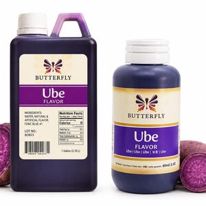 Könnte beinhalten: Eine rechteckige, violette Ein-Gallonen-Flasche und eine zylindrische, violette 60-ml-Flasche mit Ube-Aroma der Marke Butterfly. Beide Flaschen haben weiße Etiketten mit violetten Akzenten, der Aufschrift Ube Flavor und werden von aufgeschnittenen violetten Yamswurzeln flankiert.