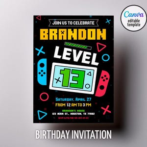以下が含まれることがあります： ゲームをテーマにした黒い誕生日招待状。「BRANDON」という名前が黄色のブロック文字で、「LEVEL」という単語が白で、数字の「13」が緑色で表示されています。イベントの詳細と「BIRTHDAY INVITATION」というテキストが含まれています。