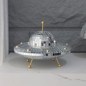 Silberne UFO Disco Kugel - Handgemachter Retro Spiegel Raumschiff Dekor, Party & Garten Dekoration, 20,5 x 15,5 cm