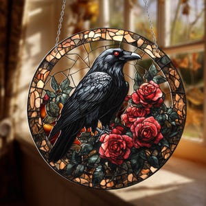 Rabe mit roten Rosen Acryl Suncatcher, Halloween Krähe auf Lampenverzierung, Halloween Dekor, schwarzer Raben Türhänger, Gothic Suncatcher