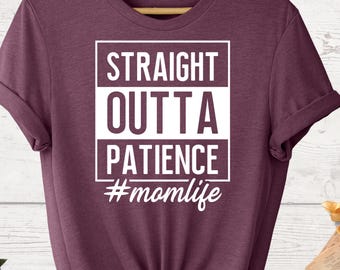 Camiseta "Straight Outta Patience Mom Life", camisetas divertidas sobre la maternidad, camisetas sarcásticas para mamás, camisetas modernas para mamás, camiseta para el día a día de las nuevas mamás.