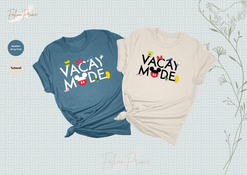 Puede incluir: Dos camisetas con el texto "Vacay Mode" en letras negras con una cabeza de Mickey Mouse y otros personajes de Disney. La camiseta de la izquierda es de color azul oscuro jaspeado y la camiseta de la derecha es de color natural.