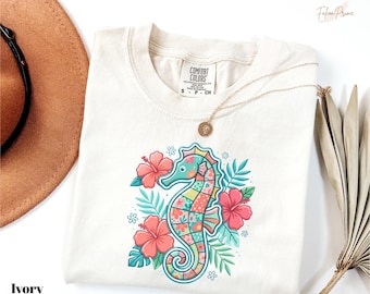 Camiseta Comfort Colors con estampado de caballito de mar tropical, camiseta floral con motivos marinos, camiseta para vacaciones en la playa, camiseta de regalo estilo boho con estampado de caballito de mar, camiseta de verano con estampado de hibisco.