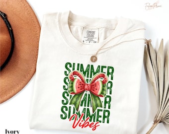 Camiseta Comfort Colors con estampado de sandía y ambiente veraniego, camisetas de verano con lazo coqueto, camisetas retro con lazo de sandía, regalo para amantes de la fruta, camisetas para fiestas de picnic.