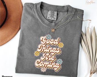 Camiseta Comfort Colors con el mensaje "Good Things Are Coming", camiseta retro con frases positivas, camiseta inspiradora moderna, camiseta floral estética, camiseta motivacional.