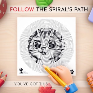 Peut inclure: Un dessin de visage de chat fait de cercles concentriques, avec le texte "FOLLOW THE SPIRAL'S PATH" et "YOU'VE GOT THIS". Une main tient un crayon jaune, et il y a des crayons de couleur, un bol rose et un bloc-notes avec un cochon sur une surface en bois.
