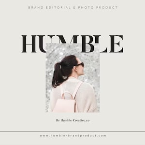 Peut inclure: Une femme portant un pull blanc et des lunettes de soleil se tient devant un fond scintillant argenté. Elle porte un sac à dos rose clair. Le texte "HUMBLE" est affiché en gras, en noir, au-dessus de l'image. Le texte "By Humble Creative.co" est affiché sous l'image. Le texte "www.humble-brandproduct.com" est affiché sous le texte.
