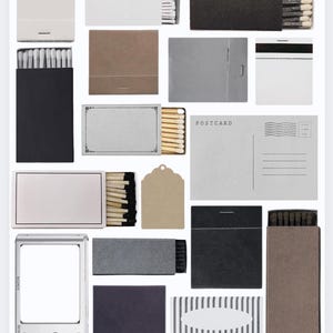 Peut inclure: Diverses boîtes d'allumettes de couleurs variées, dont noir, blanc, gris et marron, ainsi qu'une carte postale. Certaines boîtes sont ouvertes, révélant les allumettes. La carte postale présente un motif imprimé et du texte.