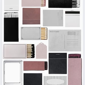 Peut inclure: Diverses boîtes d'allumettes de couleurs variées, dont noir, blanc et rose, certaines ouvertes. Une carte postale avec le mot "POSTCARD" et un appareil photo numérique sont également présents.