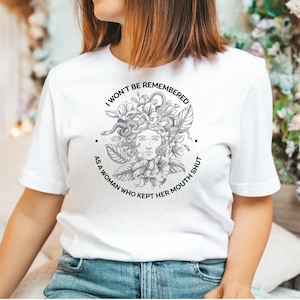 Camiseta gráfica con colores que te hacen sentir cómodo: &quot;No me recordarán como una mujer que mantuvo la boca cerrada&quot;, camiseta feminista de verano para el feminismo.