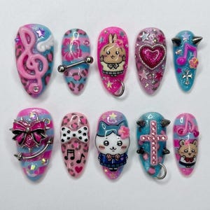 Różowo-niebieskie paznokcie prasowane Y2K, sztuczne paznokcie 3D Kawaii z króliczkiem, żele z krzyżem punkowym, paznokcie z motywem muzycznym Harajuku Leopard