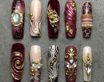 Paznokcie prasowane Royal Burgundy Velvet | Długie paznokcie w stylu trumiennym w stylu barokowym | Paznokcie w panterkę | Paznokcie z 3D złotymi zawieszkami | Luksusowe paznokcie gotyckie