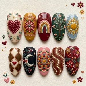 Puede incluir: Un juego de diez uñas postizas en forma de almendra con intrincados diseños en relieve 3D. Los patrones incluyen un corazón rojo, motivos florales, un arcoíris, un árbol, un sol, una luna creciente, un mandala, líneas onduladas y rombos.