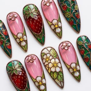 Glasmalerei Erdbeere Drücken Sie auf die Nägel | Cottagecore Mandel Nägel | Blumenrankenmuster Nägel | 3D Handbemalte Nägel | Vintage Kunst Nägel Bild 2