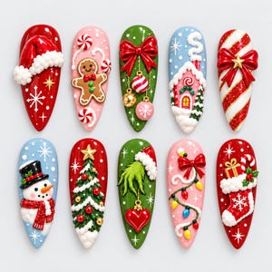 Uñas postizas navideñas con diseño de muñeco de nieve de jengibre, bastón de caramelo y lazo / Uñas postizas 3D con gorro de Papá Noel, árbol y calcetín navideño en rojo y verde.