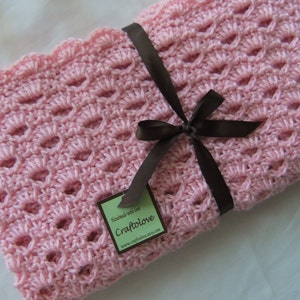 Crochet baby blanket - Baby Girl shower gift - Crochet blanket - Crochet baby blanket Crib size Sweet Pink Arch Shell baby girl blanket