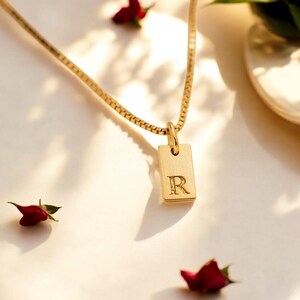 Elegante collar con etiqueta inicial personalizada - Colgante con letra grabada · Cadena minimalista · El mejor regalo para mujeres