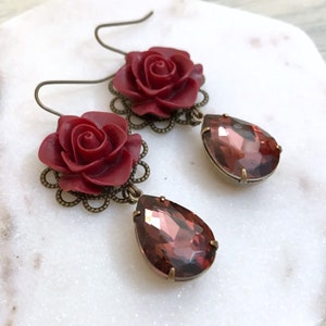 Pendientes colgantes con forma de lágrima burdeos, rojo oscuro, botánicos, florales, para graduación, novias, madre de la novia, dama de honor, regalo para ella.