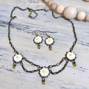 Delicate White Daisy Flower Women’s Necklace and Earring Set, Daisy Jewelry, Vintage Stye, White Floral Jewelry, Prom