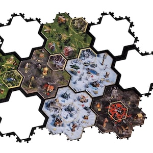 Puede incluir: Un juego de mesa con fichas hexagonales que representan diversos paisajes, incluyendo bosques, regiones nevadas y zonas volcánicas. Las fichas están conectadas por bordes negros entrelazados, creando un tablero modular.