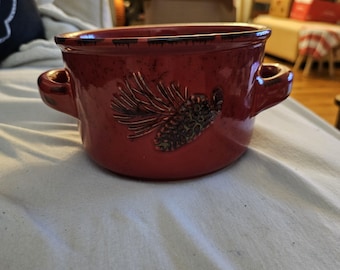 Cuenco de cerámica esmaltada con relieve rojo, apto para horno y lavavajillas.