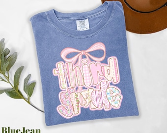 Camisa con lazo de tercer grado Comfort Colors®, camisa preppy de tercer grado, camisa de regreso a clases, regalos para maestros de tercer grado, linda camiseta de tercer grado