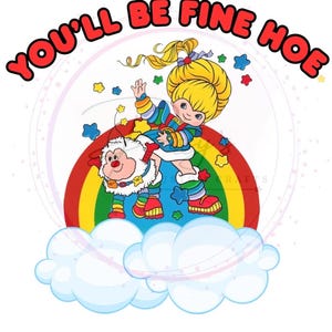 Peut inclure: Illustration de dessin animé avec une fille blonde chevauchant une créature blanche et moelleuse au-dessus d'un arc-en-ciel. Le texte "YOU'LL BE FINE HOE" est arqué au-dessus de l'image en lettres rouges. Le fond est blanc avec des nuages bleus et des étoiles colorées.