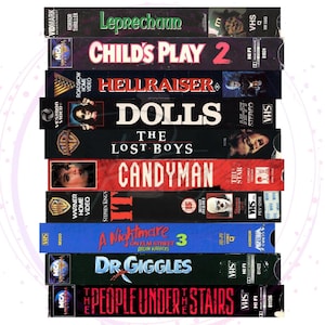 Puede incluir: Una pila de cintas VHS vintage con títulos de películas de terror como "Leprechaun", "Child's Play 2" y "Candyman". Las cintas tienen etiquetas coloridas con títulos y logotipos de películas, mostrando una estética retro.