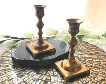 Messing Kerzenhalter, Set 2, Stufen, geflöchtet, Traditionelles Mid Century Dekor, Vintage