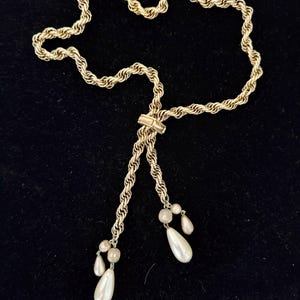 Collier tendance à pampilles de longueur réglable, curseur, lariat, ton doré, fausses perles, vintage des années 60 et 70