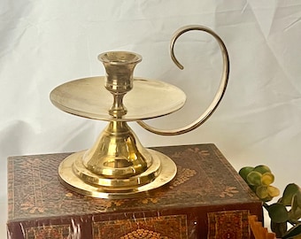 Kerzenhalter aus Messing, Gebogener Griff, Glänzende Tropfschale, Mid Century Vintage, Made in India