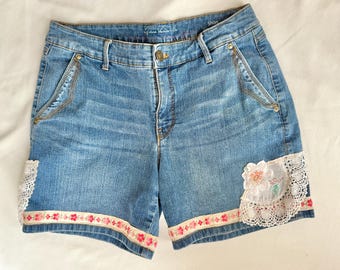 Short en denim taille haute, patchwork, dentelle, broderie, jean recyclé OOAK