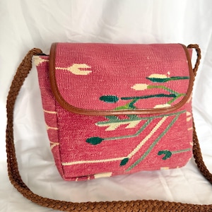 Sac à main kilim vintage, lanière en cuir tressé, sacoche en bandoulière, sac en tapisserie, spacieux, sac à bandoulière en tissu tissé