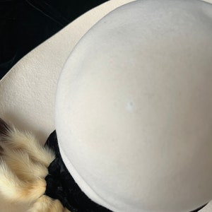 Chapeau de laine, garniture de fourrure dhermine, blanc dhiver, chapeau à large bord, velours noir, chapeau Betmar vintage, chapellerie, années 60 70 image 8