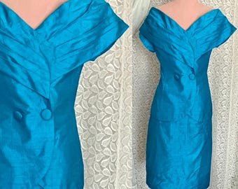 Traje de seda shantung verde azulado de los años 80, top con hombros descubiertos y falda tubo, estilo vintage.