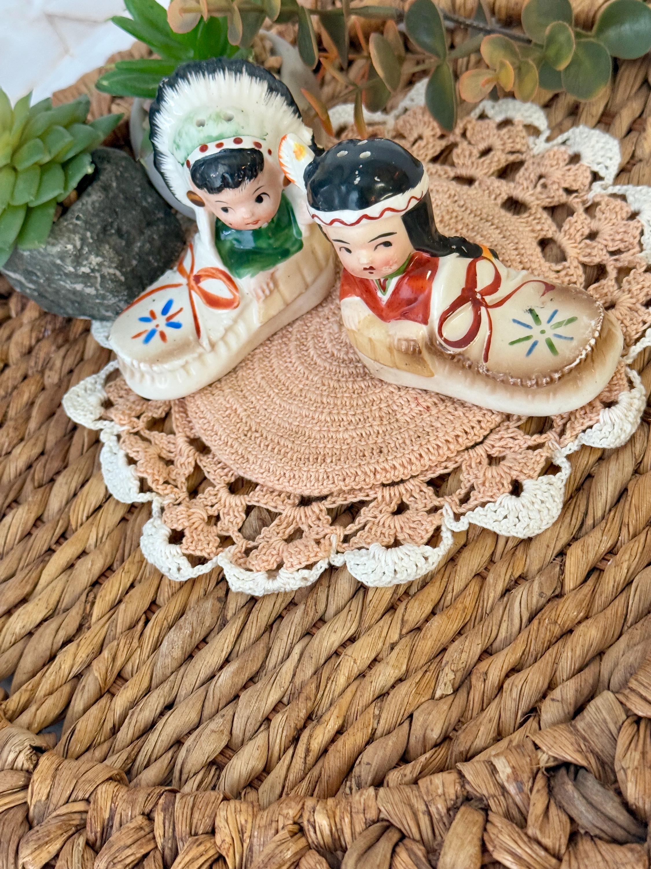 50〜60’Sアメリカ・インディアンファミリーのソルト&ペッパー Salt and Pepper Shakers, Native American Theme, Moccasins, Ceramic