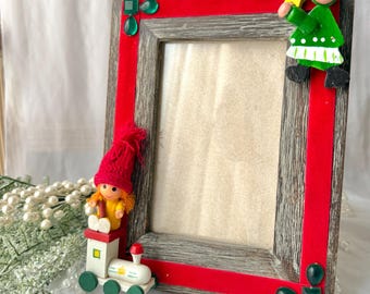 Marco rústico navideño: adornos de madera, ribete de terciopelo, decoración reciclada.