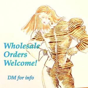 Pu&ograve; includere: Illustrazione di una persona con una giacca a righe con dettagli paisley, gioielli dorati e capelli lunghi. L'immagine include il testo "Wholesale Orders Welcome!" e "DM for info."