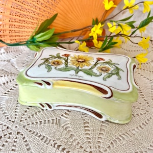 Caixa de enfeites de porcelana pintada à mão: decoração floral de meados do século