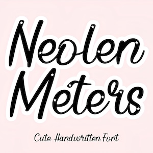 Puede incluir: Gráfico digital con las palabras "Neolen Meters" en una fuente manuscrita en negrita. El texto negro tiene contornos blancos y pequeños acentos de estrellas. La frase "Cute Handwritten Font" aparece debajo en una fuente cursiva más pequeña, sobre un fondo rosa suave.