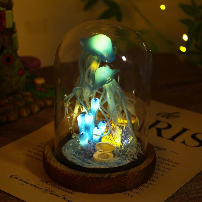 Lámpara de medusa azul encantadora, luz nocturna oceánica: lámpara de fantasía submarina con coral y perla, luces nocturnas marinas costeras, regalo para amantes del mar