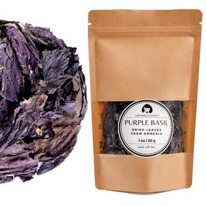 Op de afbeelding: Bruine papieren zak met gedroogde paarse basilicumbladeren, met een transparant venster. Het etiket luidt "Purple Basil" en "Dried Leaves From Armenia", met een nettogewicht van 30 g. De bladeren zijn dieppaars.