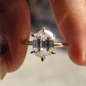 2 CT IGI Certified Hexagon Cut Lab-Grown Diamond Solitaire Ring – 14K Solid Gold Engagement & Anniversary Gift for Her, Moissanite Option.