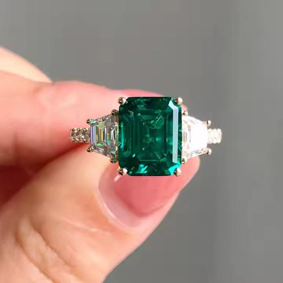 3.00 カラットのエメラルドカットのラボで製造された宝石リングと台形 