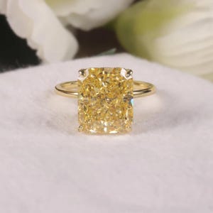 Anello solitario con diamante giallo brillante taglio cuscino da 5 ct, creato in laboratorio e certificato IGI – Regalo di fidanzamento e anniversario per lei in oro massiccio 14 carati.
