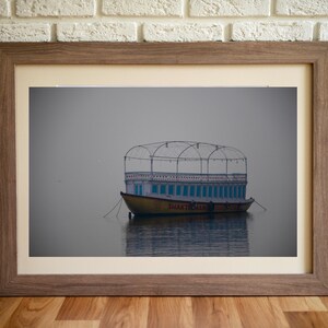 Sleeping Boat - Foto a colori - Stampa originale in edizione limitata - Fotografia - Decorazione murale