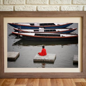 Meditation on the river Gande - Foto a colori - Stampa originale in edizione limitata - Fotografia - Decorazione murale