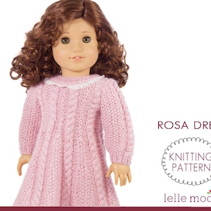 Op de afbeelding: Een pop draagt een lichtroze gebreide jurk met een kabelgebreid patroon. De jurk heeft lange mouwen en een witte kanten kraag. De tekst "ROSA DRESS" en "KNITTING PATTERN" zijn zichtbaar.