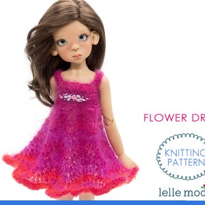 Könnte beinhalten: Strickanleitung für ein rosa-oranges Blumenkleid für eine Puppe. Das Muster heißt "Flower Dress" und ist von "Lelle Moda".