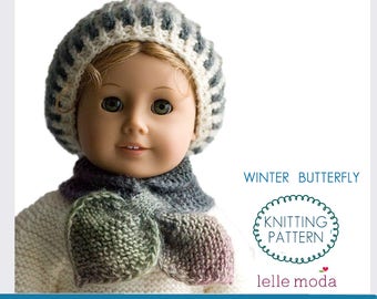 Könnte beinhalten: Ein gestricktes Puppenmützen- und Schals-Set in Grautönen und Weiß mit einem Schmetterlingsmuster. Das Strickmuster heißt "Winter Butterfly" von "Lelle Moda".